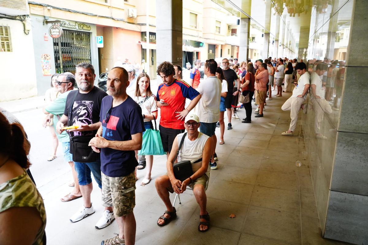VILA-REAL. Reubicaciones para los abonados.  colas en La Cerámica.