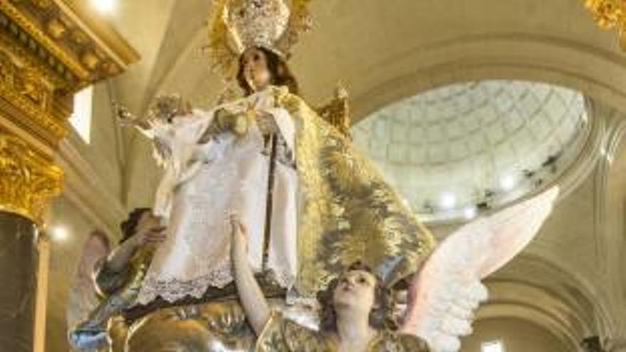 Jugadores del Hércules, ayer en la ofrenda floral a la Virgen del Remedio en San Nicolás.