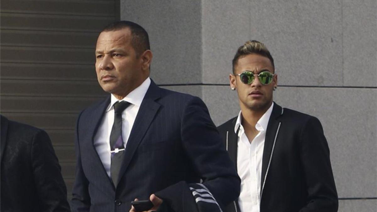 Neymar da Silva junto a su hijo y jugador del FC Barcelona, Neymar Junior