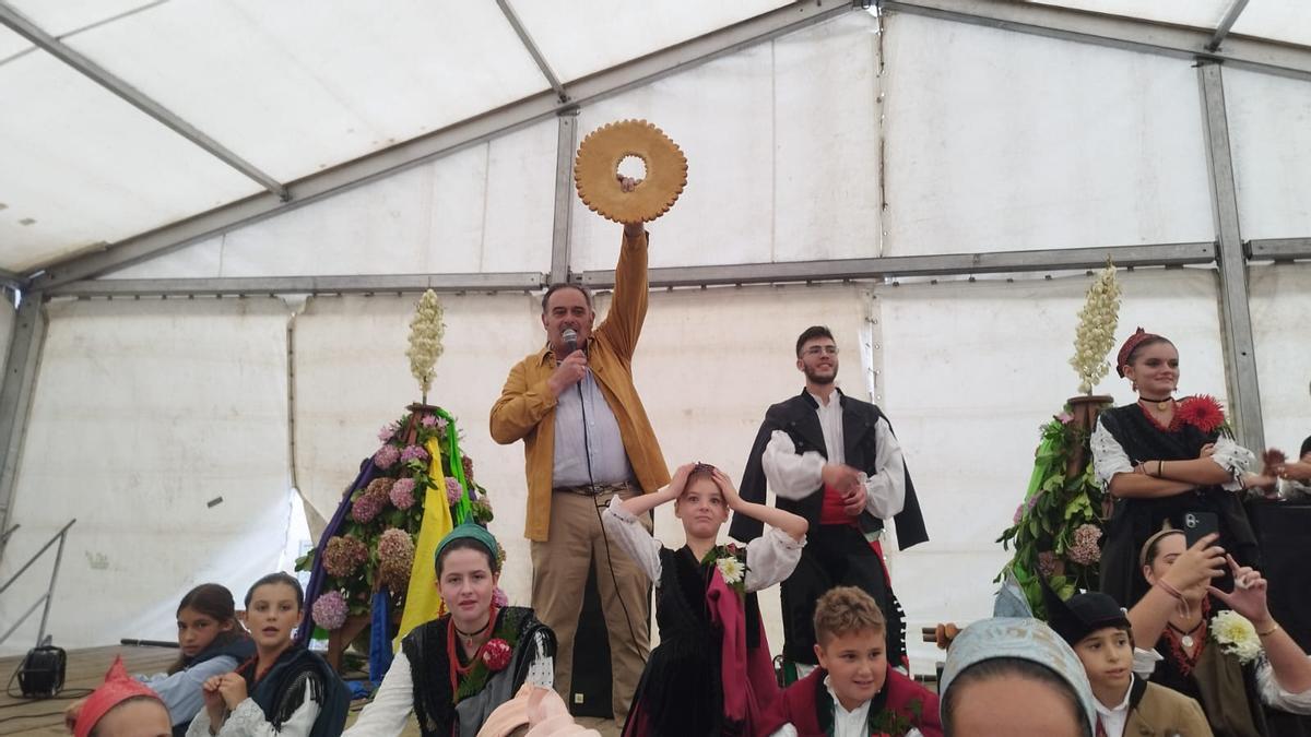 La devoción desafía a la lluvia en Lledías con una subasta del ramo por San Francisco que alcanzó los 800 euros