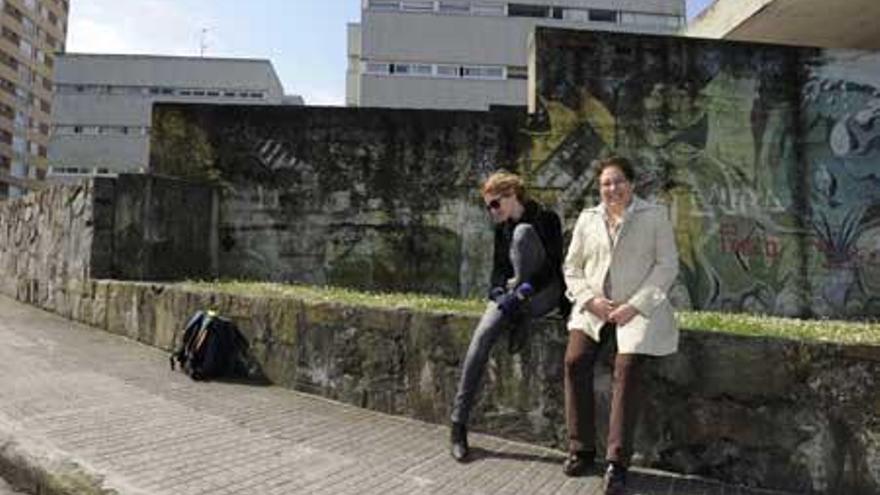 Faith47 (izquierda) y Margarida Vázquez, ayer frente al muro que pintará la artista