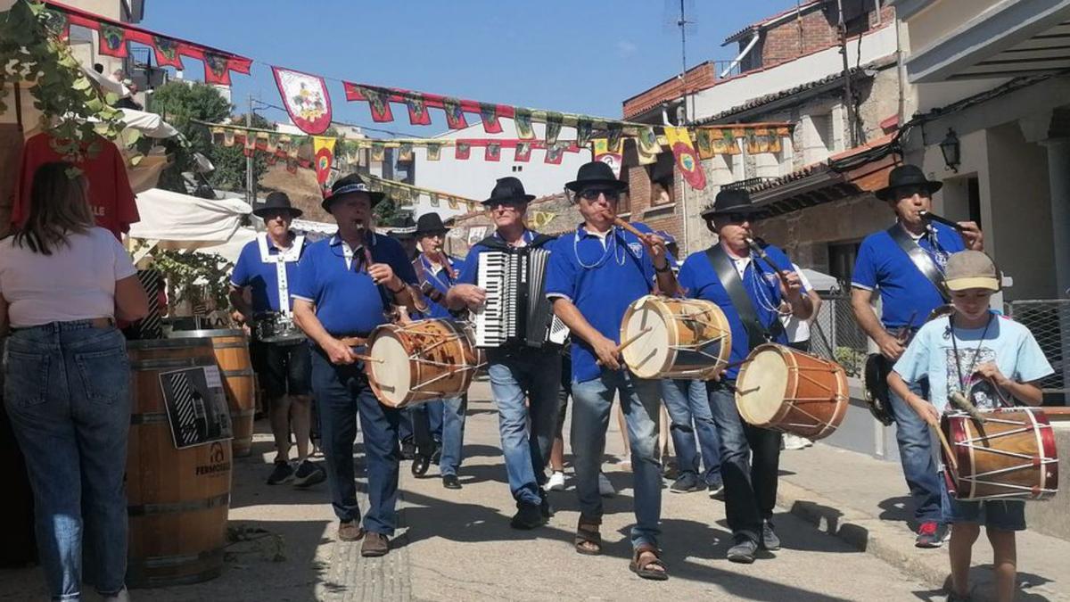 Los tamborileros de Fermoselle animan la feria. | José Vegas