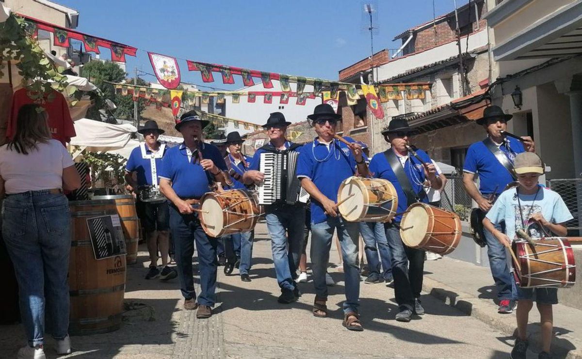 Los tamborileros de Fermoselle animan la feria. | Carlos Funcia