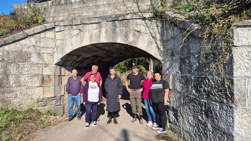 IU visita la zona rural de Oviedo para denunciar la situación de los vecinos de Quintaniella: "Es insostenible"