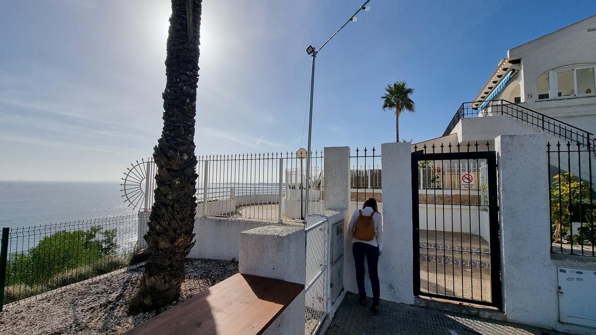Una puerta impide el acceso al tramo de paseo y un cartel advierte de que es una "propiedad privada".