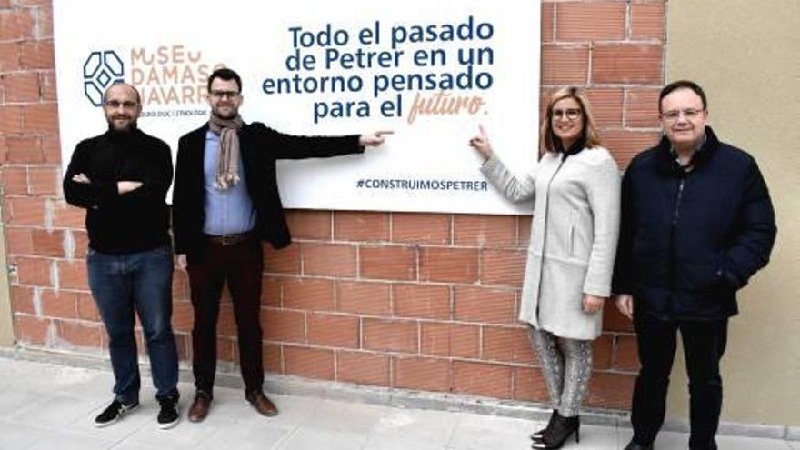 La alcaldesa Navarro y el edil Portillo señalando el cartel de la obra.