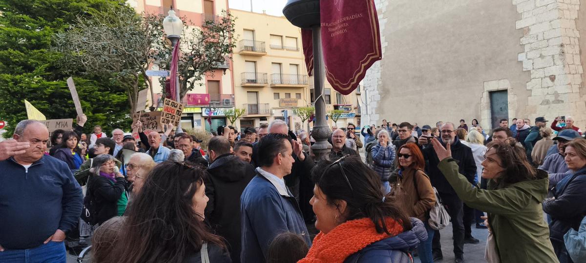 El portavoz de Vox, Josué Brito, increpado a la salida del pleno.