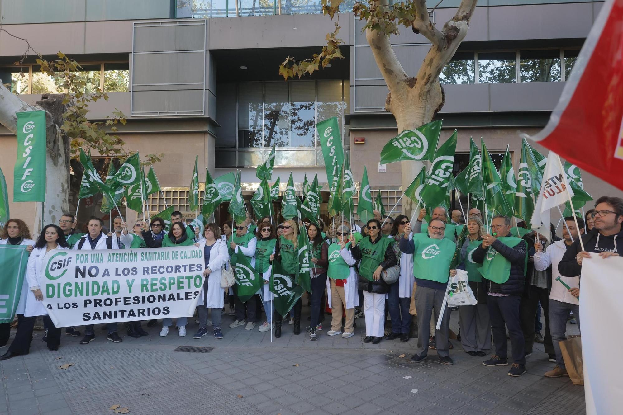 Protesta de los sanitarios valencianos frente a la conselleria