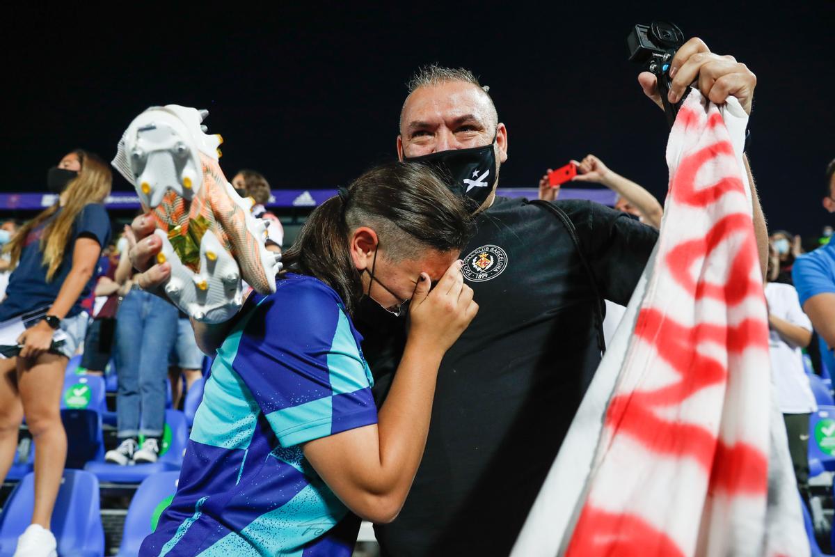 Una niña junto a su padre, emocionada con las botas de Mapi