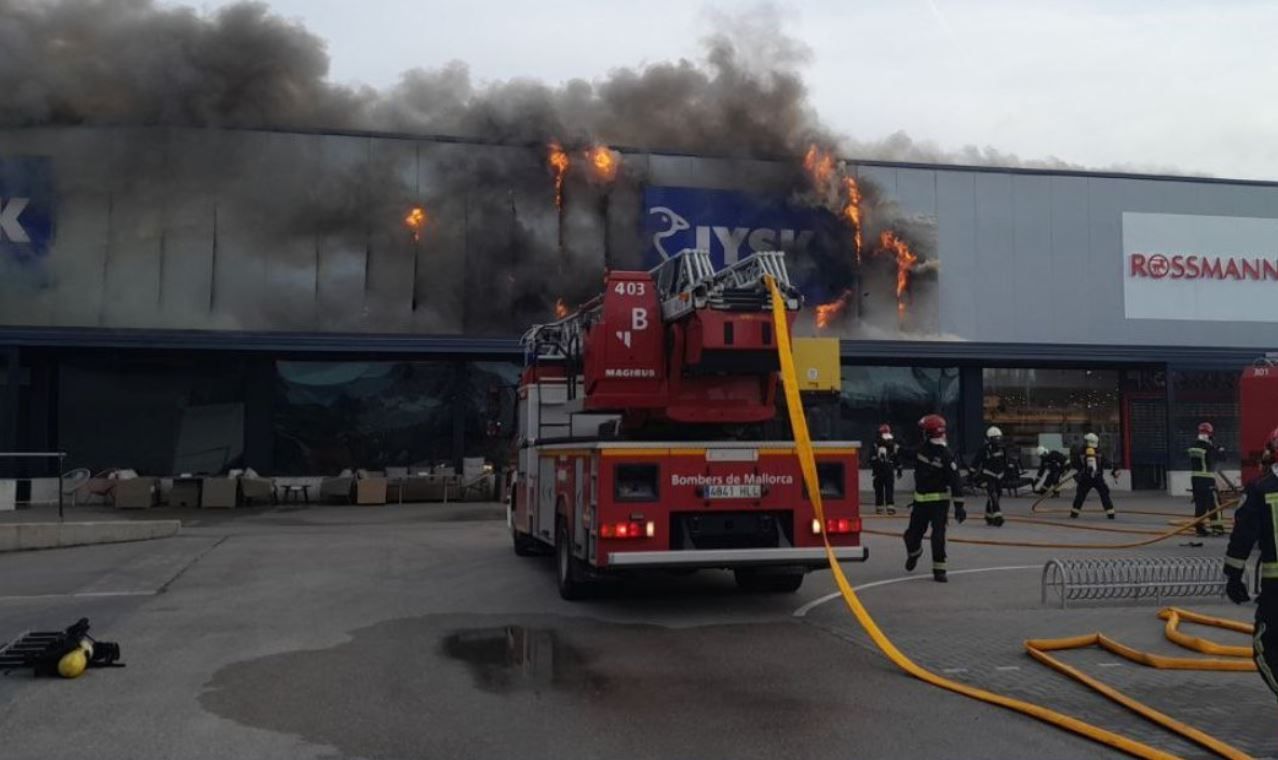 Feuer zerstört Möbelhaus Jysk in Manacor auf Mallorca