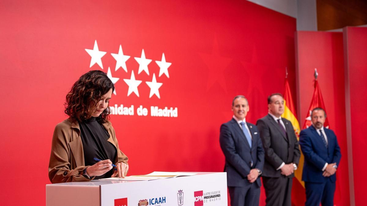 La presidenta de la Comunidad de Madrid, Isabel Díaz Ayuso, firma un protocolo de actuación frente a la ocupación ilegal.