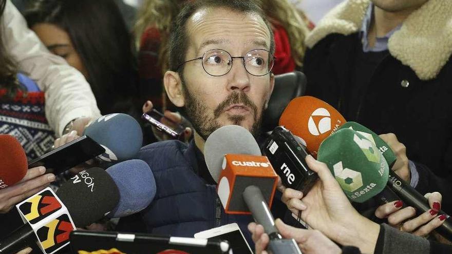 Pablo Echenique, &quot;número tres&quot; de Podemos, ayer, rodeado de informadores. // Efe