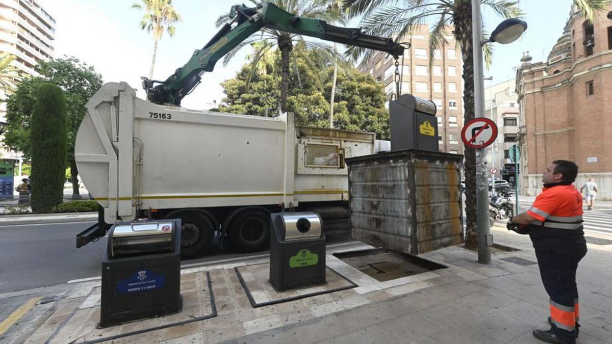 Recogida de contenedores de reciclaje en la plaza María Agustina.  | MEDITERRÁNEO