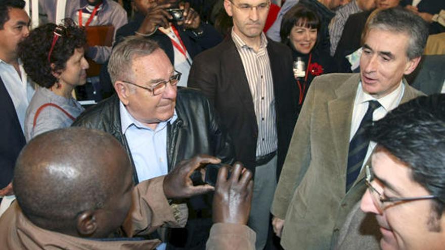 El ministro de la Presidencia posa para una foto al término de la clausura del foro socialista &quot;Políticas de Inmigración&quot;, que se ha celebrado hoy en Elche