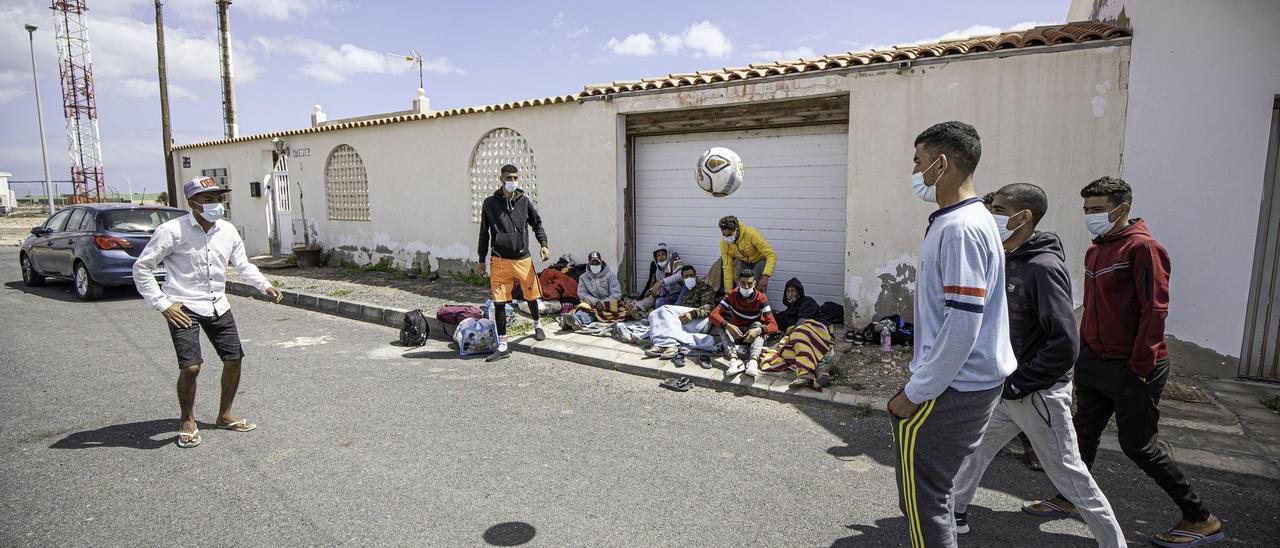 Migrantes fuera del CIE El Matorral en Fuerteventura