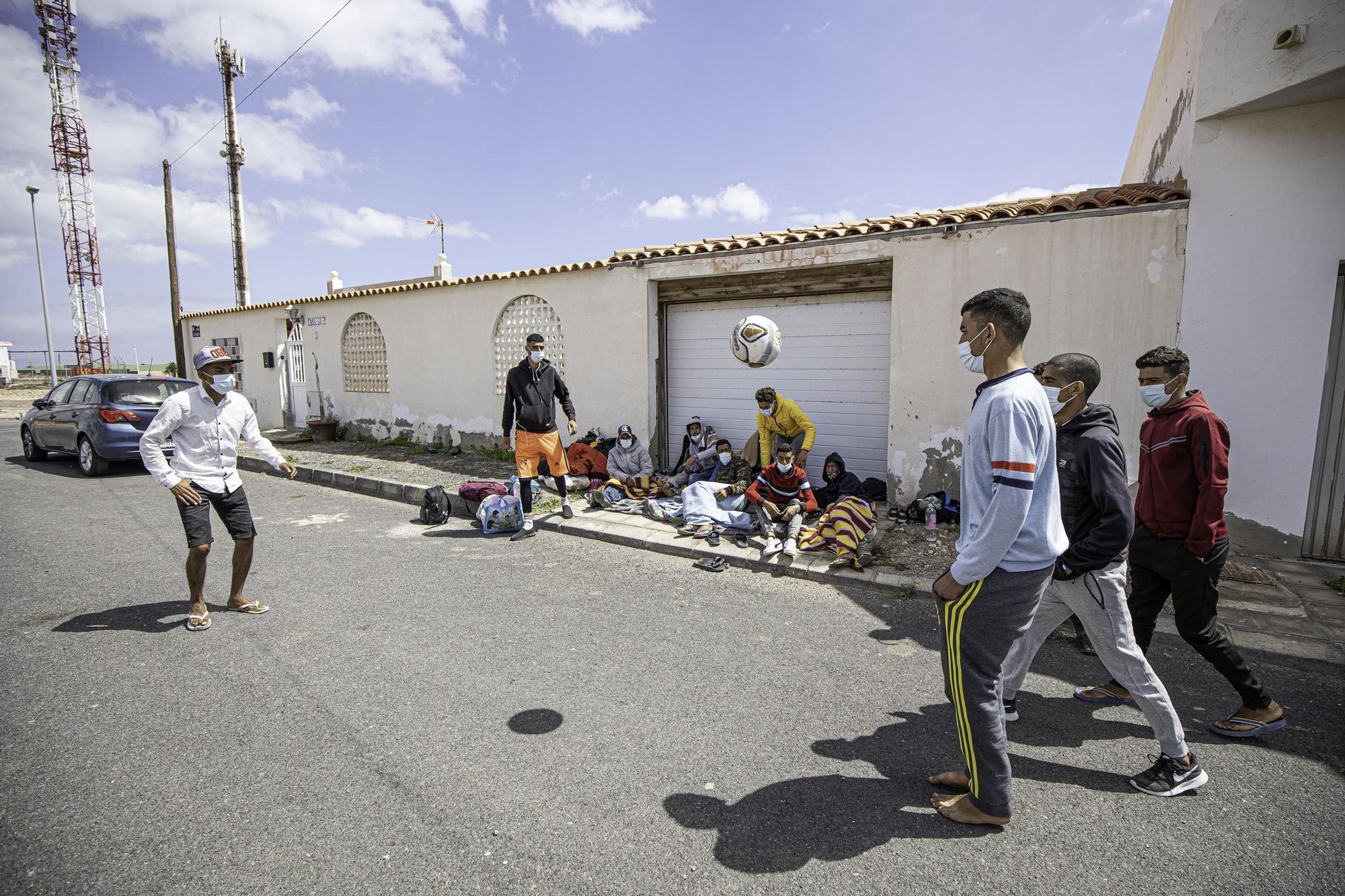 Migrantes fuera del CIE El Matorral en Fuerteventura