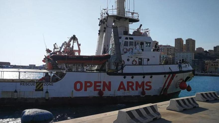 El Open Arms atracado en el puerto de Porto Empedocle, Sicilia.