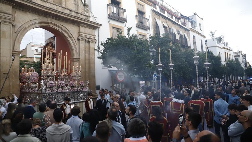 Los besamanos y procesiones del Día de Todos Los Santos, en imágenes