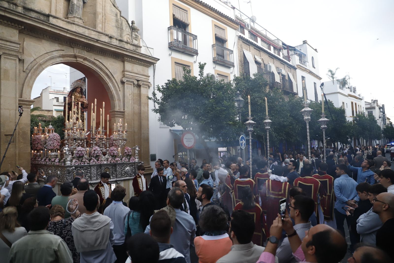 Los besamanos y procesiones del Día de Todos Los Santos, en imágenes