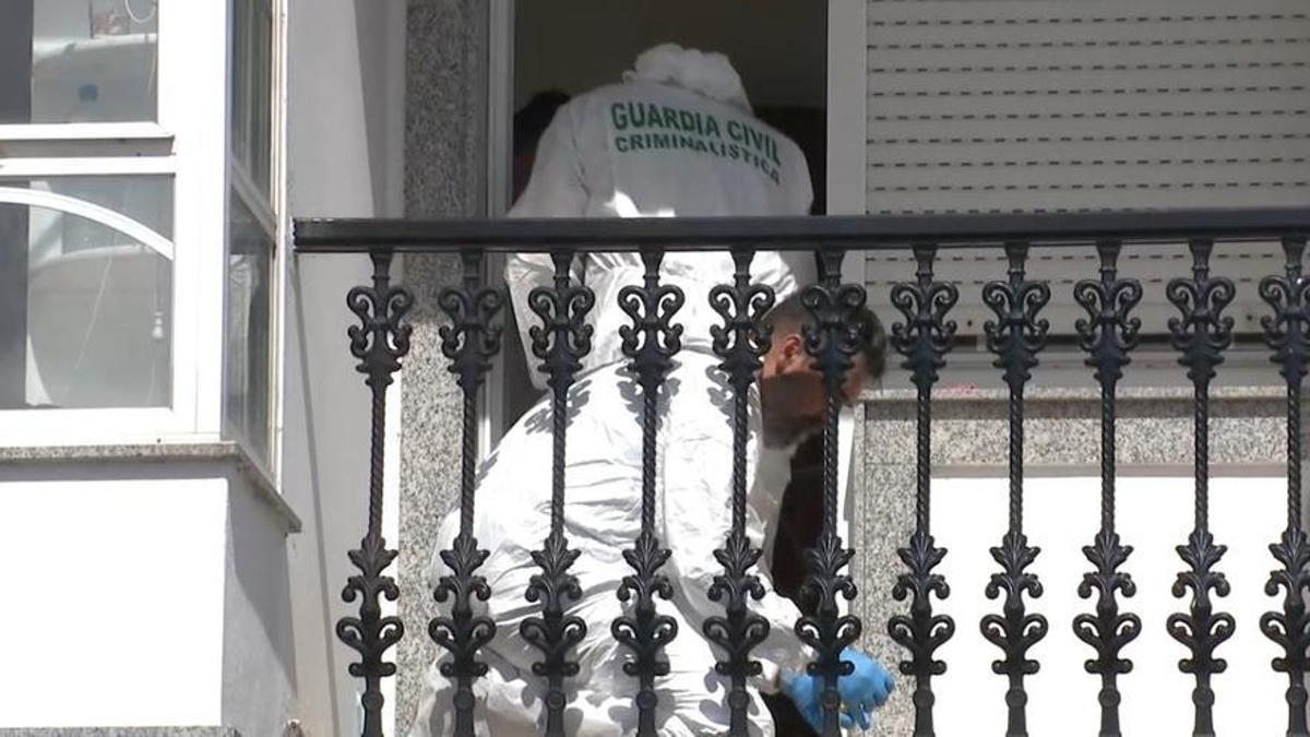 Agentes de la Policía Judicial inspeccionando la vivienda del fallecido en Esteiro