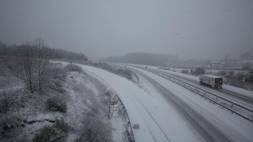 Autovía de Castilla y León, afectada por la nieve en el último temporal.