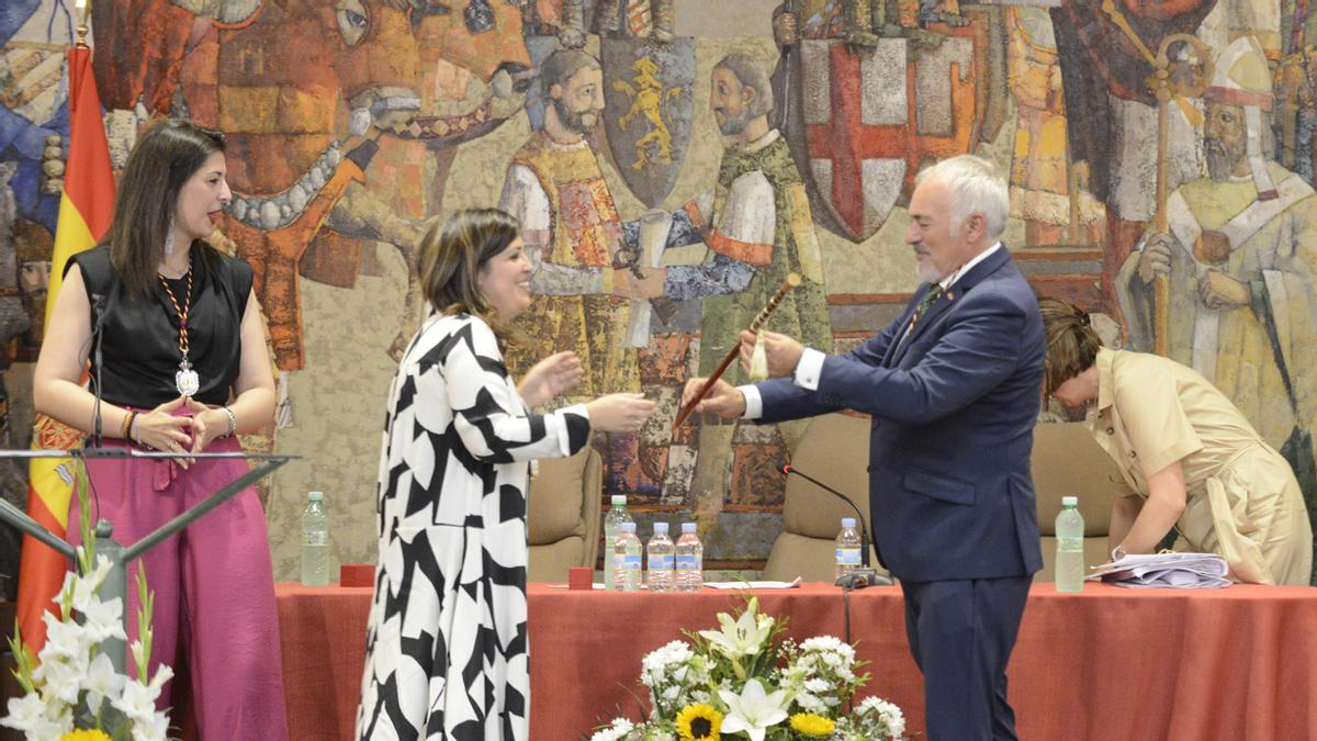 Eugenio Blanco entrega el bastón de mando a Beatriz Asensio el pasado sábado en el Pleno de investidura.