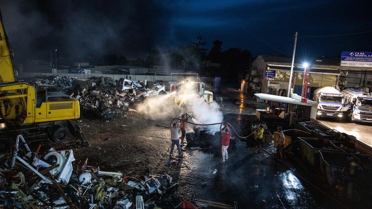 Declarado un fuego en el desguace de Ca Na Negreta