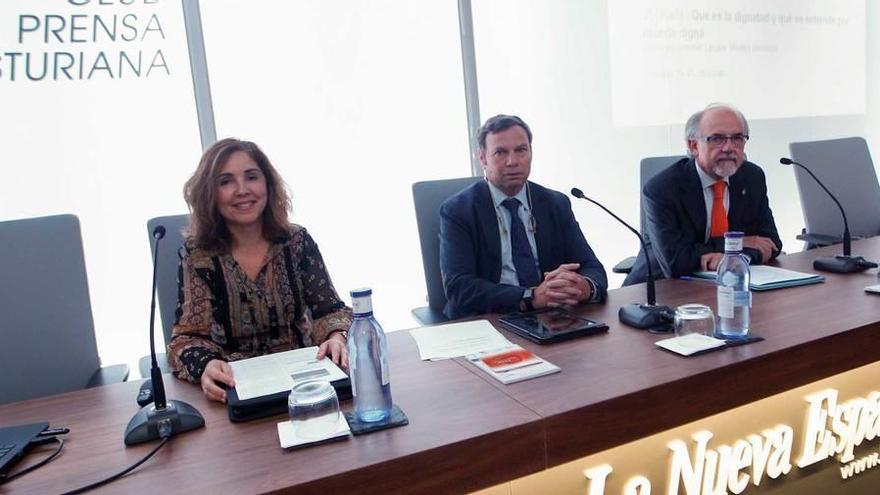 Cristina Suárez de la Vega, Ángel Pérez y Ángel Jiménez Lacave, ayer, en el Club Prensa Asturiana.