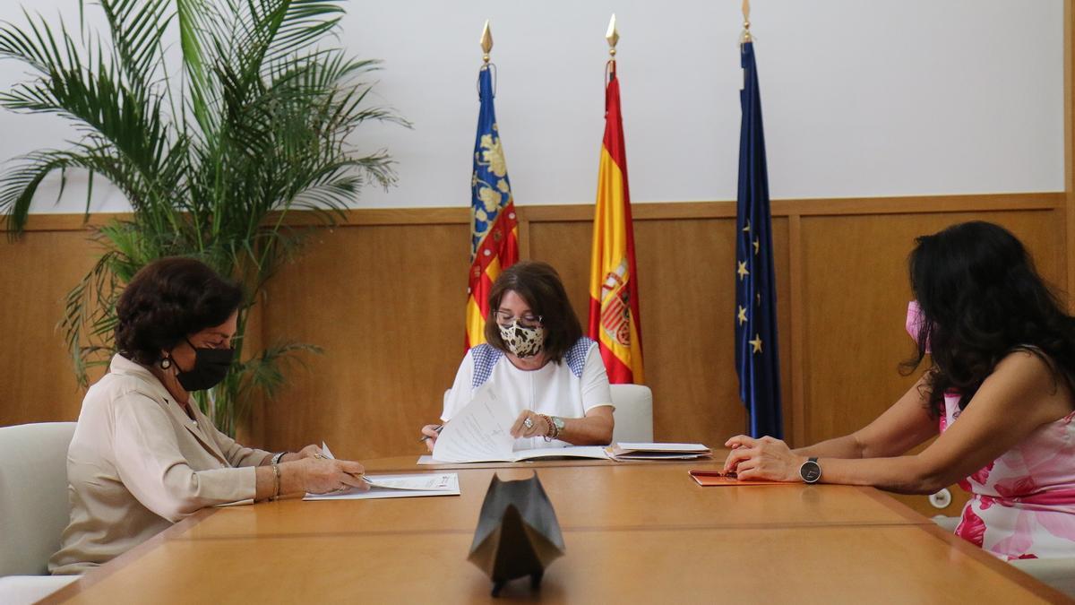 De izquierda a derecha, la presidenta de la Fundación Peláez, la rectora de la UA y la vicerrectora de Cultura, durante la firma..