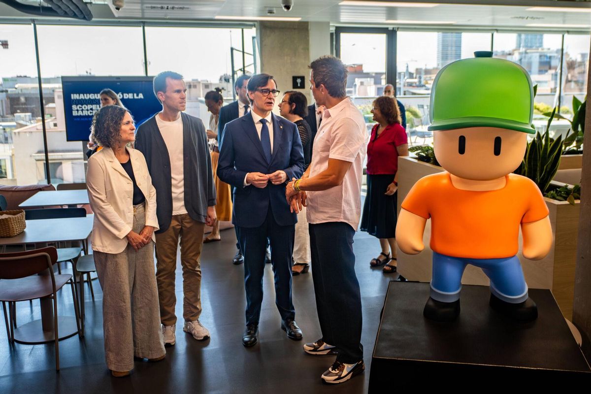 La consellera de cultura de la Generalitat, Sònia Hernández Almodóvar; el director de Scopely Barcelona, Hugo Pibernat; el president de la Generalitat, Salvador Illa; y Javier Ferreira, co-consejero delegado de Socpely, en la inauguración de las nuevas oficinas.