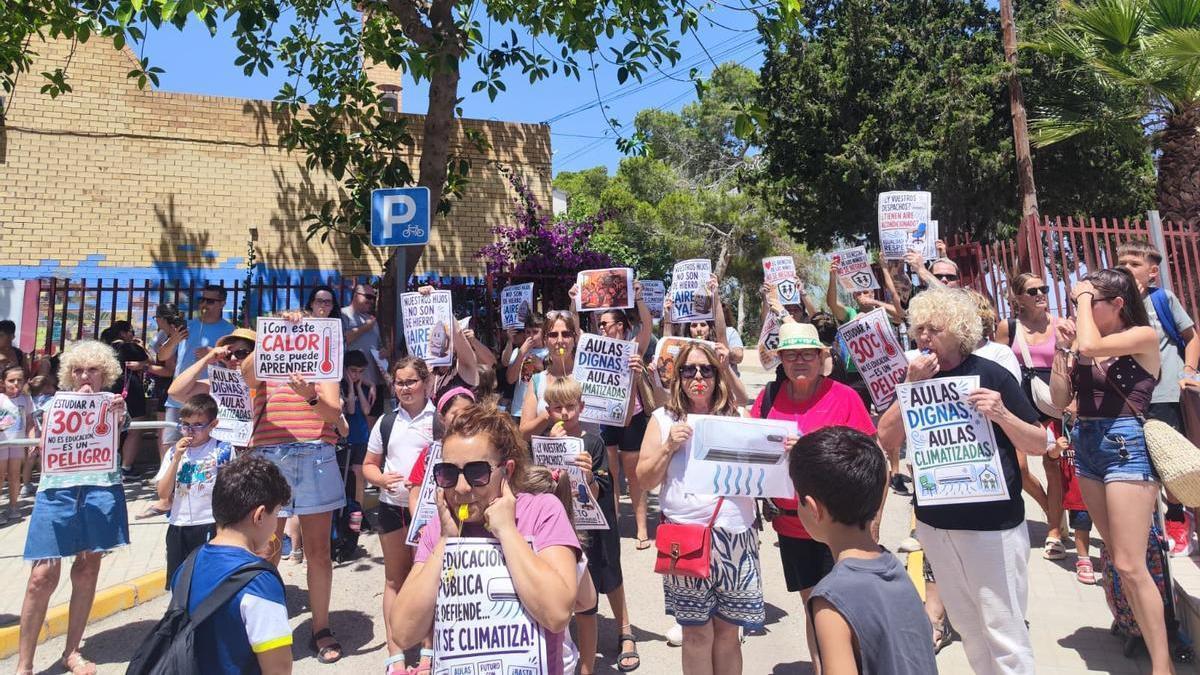Protesta en el colegio La Marina de Elche este lunes por el calor en las aulas