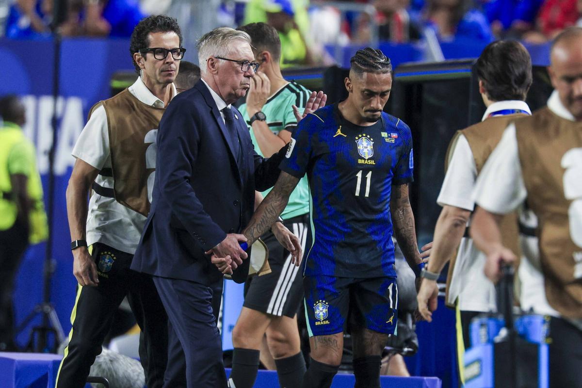 Carlo Ancelotti consuela a Raphinha al sustituirle por lesión en el Brasil-Haití del Mundial.