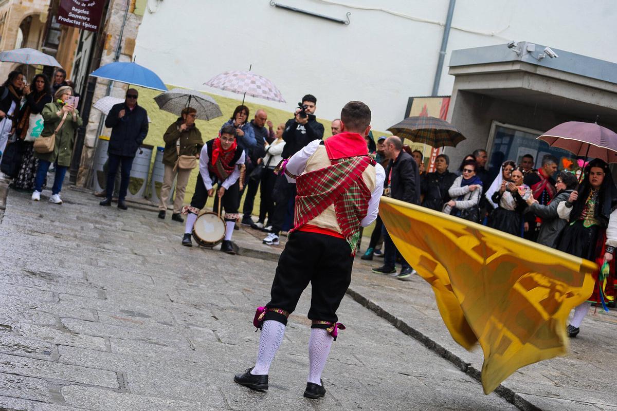 Desfile de indumentaria tradicional
