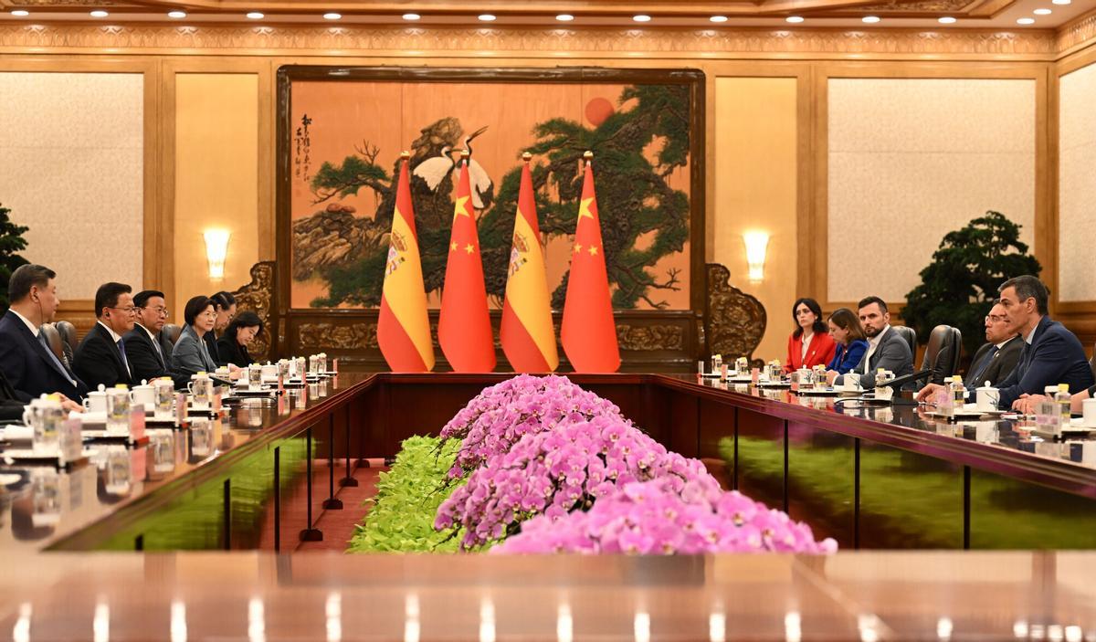 Fotografía cedida por la Moncloa que muestra al jefe del Gobierno español, Pedro Sánchez (d), durante una reunión con el presidente chino, Xi Jinping (i), este martes en Pekín (China).