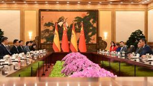 Fotografía cedida por la Moncloa que muestra al jefe del Gobierno español, Pedro Sánchez (d), durante una reunión con el presidente chino, Xi Jinping (i), este martes en Pekín (China). 