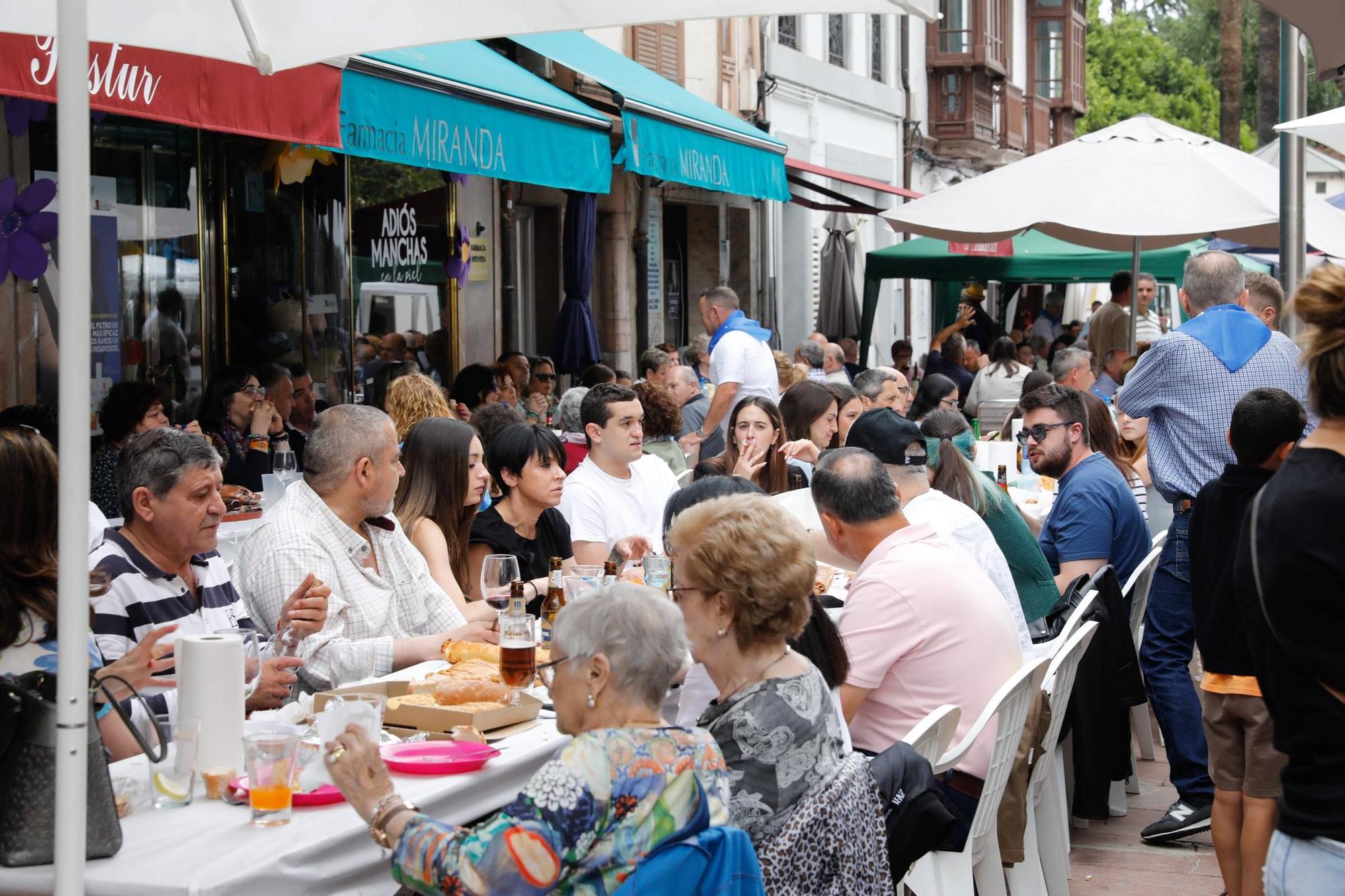 Grado abre boca para Santiago con la comida en la calle