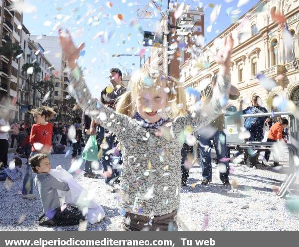 GALERÍA DE FOTOS - El Coso Multicolor inunda de confeti Castellón