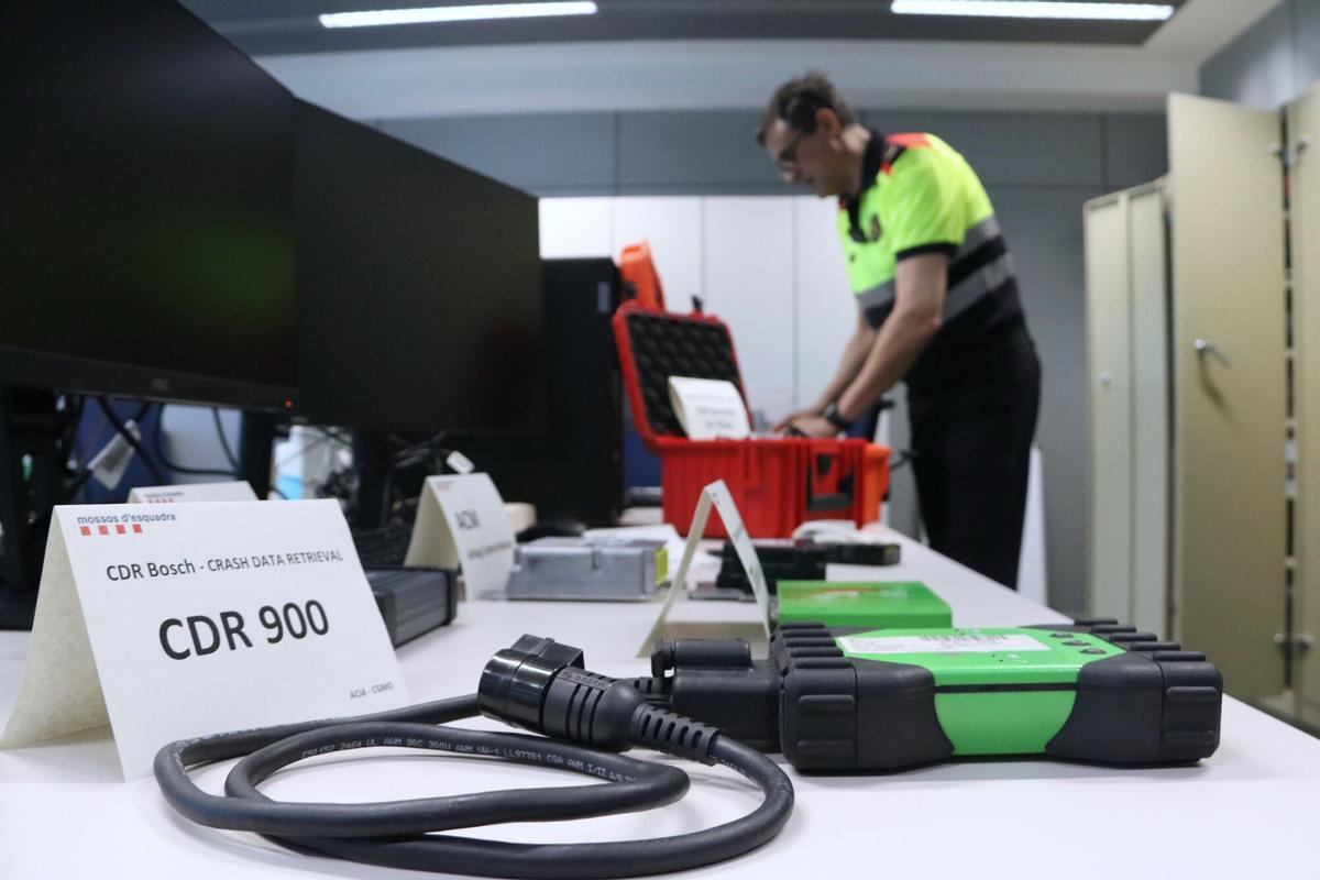 Diferents models de caixes negres que els Mossos utilitzen en les seves investigacions.