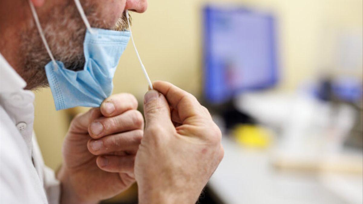 Un hombre haciéndose una prueba de antígenos.