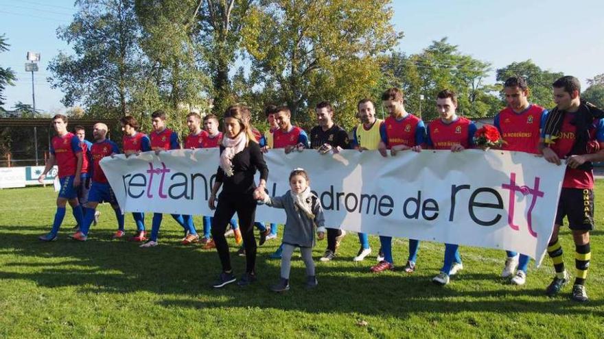 Marta Vega y Ainhoa García, ayer, a su entrada al terreno de juego con los jugadores del Condal.