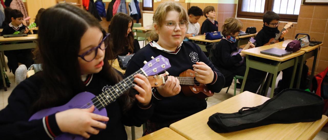 Alumnos de un colegio que ha cambiado la flauta por el ukelele.