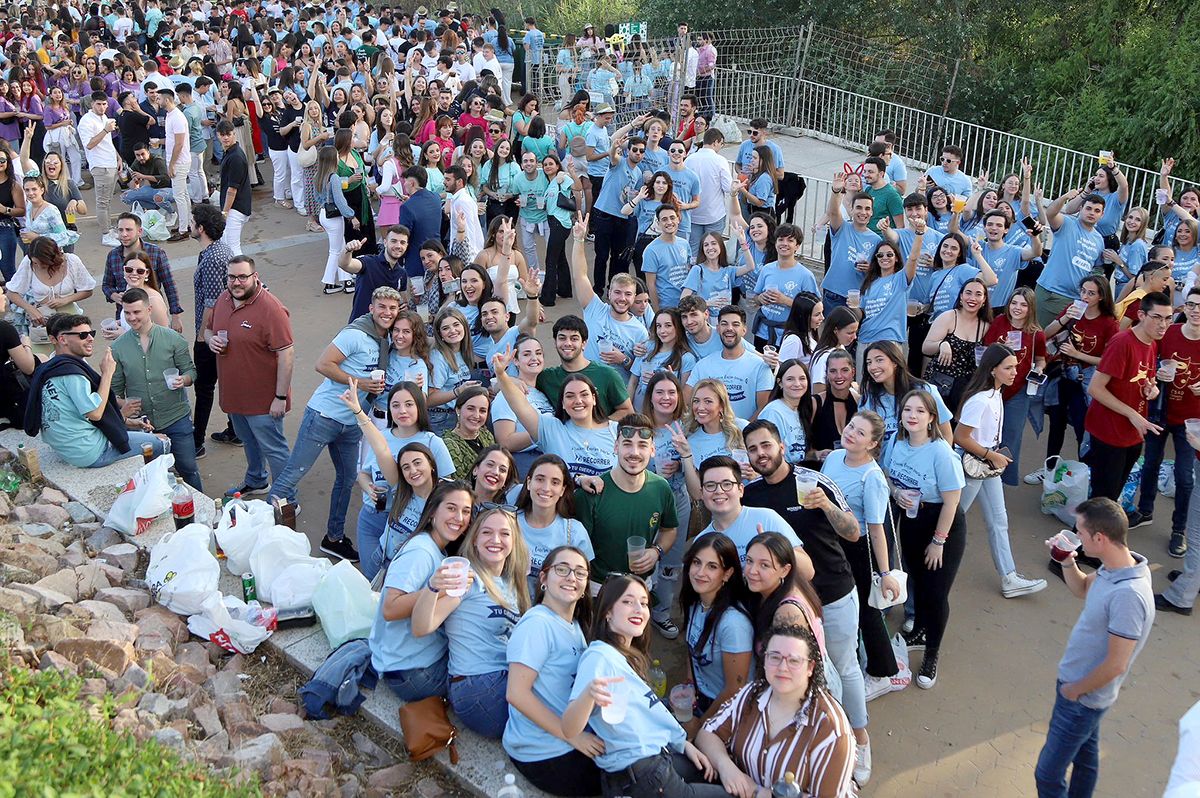 Centenares de jóvenes hacen el tradicional botellón del miércoles de Feria