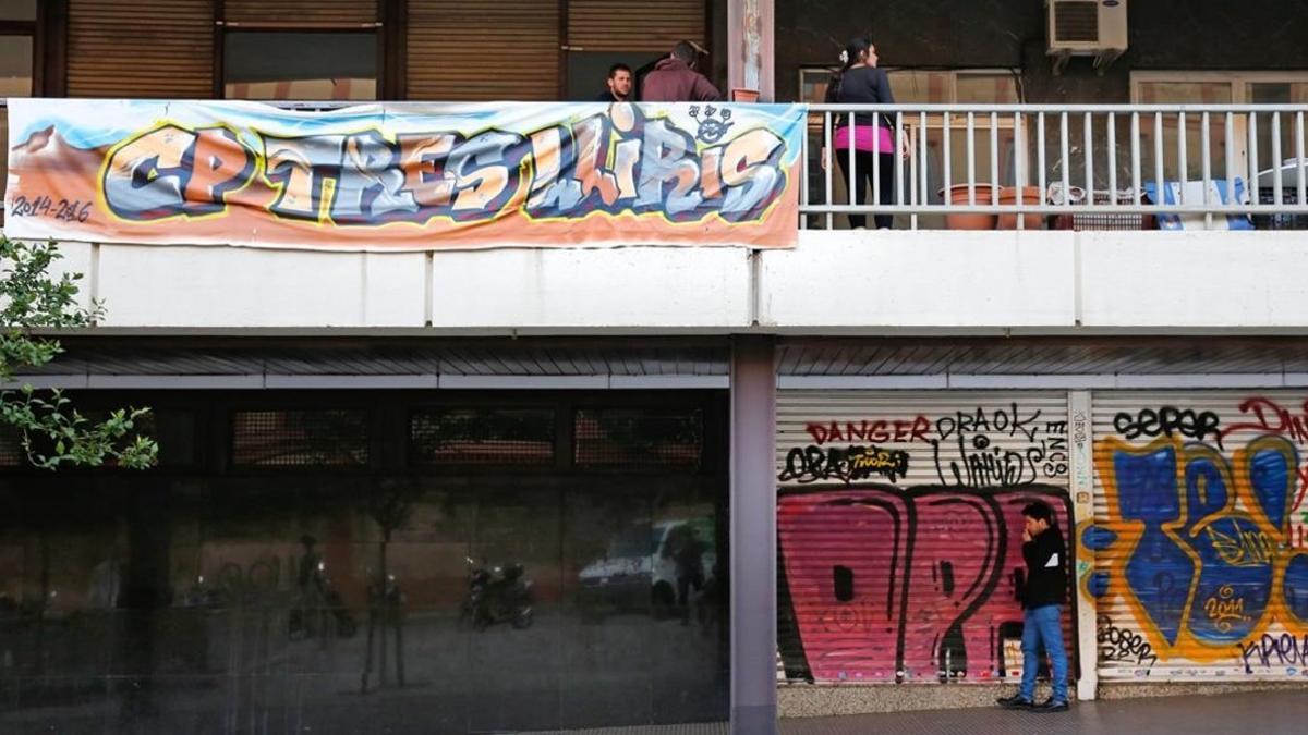 Barcelona cede la gestión de un local municipal en Gràcia a la asociación juvenil que lo okupó