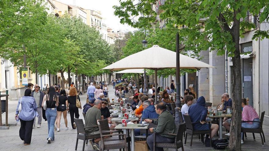 Locals de la Rambla de Girona tornen a denunciar els efectes de la futura reducció de terrasses