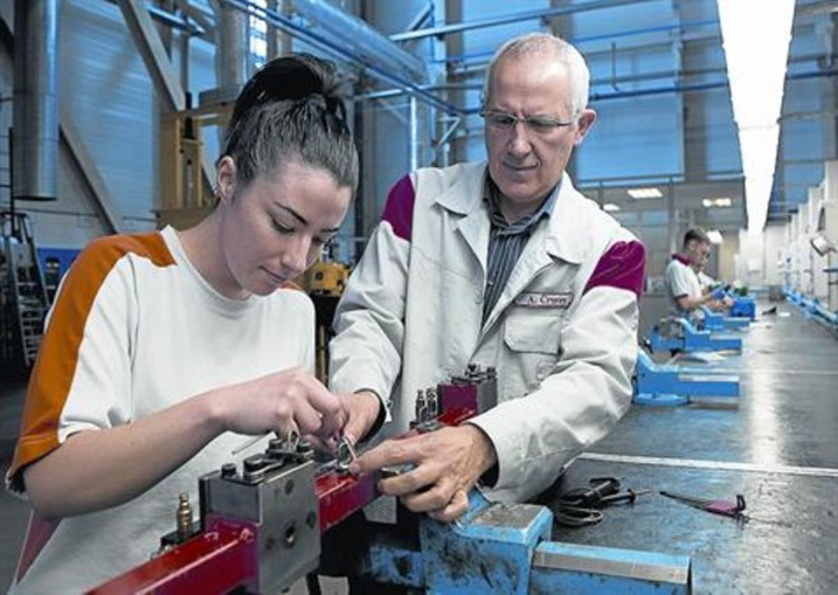 Con el torno 8 Débora Ocaña atiende las explicaciones durante una clase del curso de FP dual de Seat.