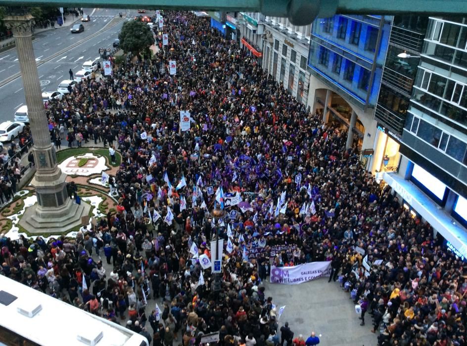 Multitudinaria participación en la marcha que ha recorrido las calles de la ciudad para denunciar las desigualdades y violencias que, en pleno siglo XXI, aún padecen las mujeres.