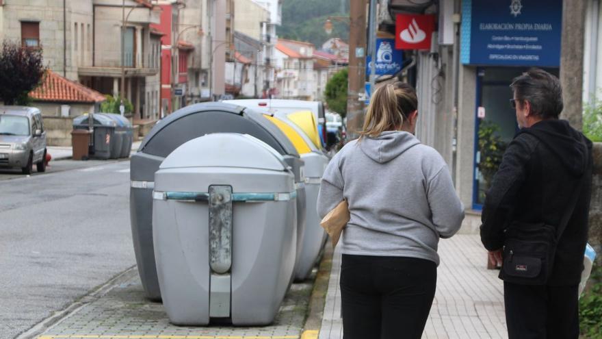 Una isleta de contenedores de reciclaje en la calle Xosé Solla, en el centro de Arcade.