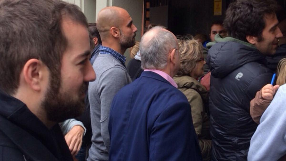 El entrenador del Bayern, Pep Guardiola, hace cola para votar en el CIC de Via Augusta, en Barcelona