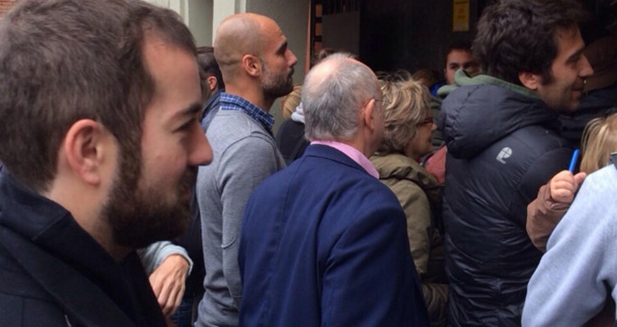 L’entrenador del Bayern, Pep Guardiola, fa cua per votar al CIC de Via Augusta, a Barcelona.