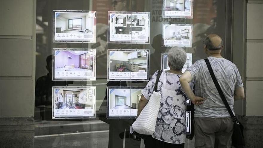 La compraventa de pisos cae más de un 20% en junio y julio
